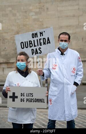 L'artiste de rue Dugudus et l'Union française SNPI, membres de la CGT organisent une manifestation devant l'hôpital la Pitie Salpetriere à Paris pour la Fête du travail pendant la COVID-19, car un verrouillage strict est efficace pour arrêter la propagation de la maladie du coronavirus. Tourné à Paris, France, le 30 avril 2020. Photo d'Aurore Marechal/ABACAPRESS.COM Banque D'Images