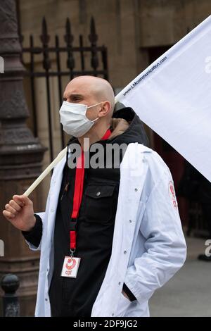 L'artiste de rue Dugudus et l'Union française SNPI, membres de la CGT organisent une manifestation devant l'hôpital la Pitie Salpetriere à Paris pour la Fête du travail pendant la COVID-19, car un verrouillage strict est efficace pour arrêter la propagation de la maladie du coronavirus. Tourné à Paris, France, le 30 avril 2020. Photo d'Aurore Marechal/ABACAPRESS.COM Banque D'Images