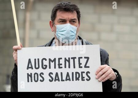 L'artiste de rue Dugudus et l'Union française SNPI, membres de la CGT organisent une manifestation devant l'hôpital la Pitie Salpetriere à Paris pour la Fête du travail pendant la COVID-19, car un verrouillage strict est efficace pour arrêter la propagation de la maladie du coronavirus. Tourné à Paris, France, le 30 avril 2020. Photo d'Aurore Marechal/ABACAPRESS.COM Banque D'Images