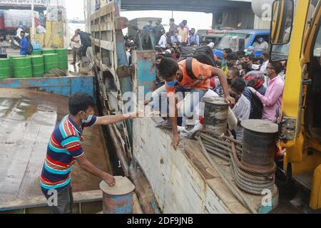 Les travailleurs bangladais et les membres de leur famille revenant de leur domicile de district se sont enferrés au terminal de ferry de Shimuliya pendant l'écluse nationale pour freiner la propagation du coronavirus (COVID-19), Mawa, près de Dhaka, Bangladesh, le 30 avril 2020. Des milliers de travailleurs du textile ont continué de retourner au travail dans les usines de Dhaka et dans les environs, dans le cadre d'un confinement du coronavirus à l'échelle nationale, ce qui a soulevé la crainte d'une augmentation de la propagation de la contagion. Photo de Kantis Das Suvra/ABACAPRESS.COM Banque D'Images