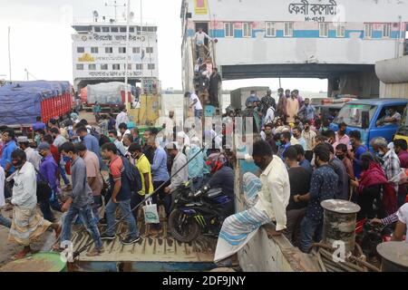 Les travailleurs bangladais et les membres de leur famille revenant de leur domicile de district se sont enferrés au terminal de ferry de Shimuliya pendant l'écluse nationale pour freiner la propagation du coronavirus (COVID-19), Mawa, près de Dhaka, Bangladesh, le 30 avril 2020. Des milliers de travailleurs du textile ont continué de retourner au travail dans les usines de Dhaka et dans les environs, dans le cadre d'un confinement du coronavirus à l'échelle nationale, ce qui a soulevé la crainte d'une augmentation de la propagation de la contagion. Photo de Kantis Das Suvra/ABACAPRESS.COM Banque D'Images