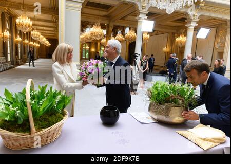 Brigitte Macron, Stephane Layani et Emmanuel Macron lors d'une réception sur le commerce alimentaire local à l'Elysée Palace, Paris, France, le 1er mai 2020. Le président français Macron et sa femme Brigitte Macron reçoivent un bouquet de nénuphars de la vallée. Photo de Jacques Witt/¨Pool/ABACAPRESS.COM Banque D'Images