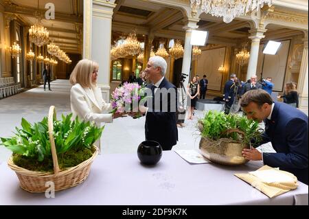 Brigitte Macron, Stephane Layani et Emmanuel Macron lors d'une réception sur le commerce alimentaire local à l'Elysée Palace, Paris, France, le 1er mai 2020. Le président français Macron et sa femme Brigitte Macron reçoivent un bouquet de nénuphars de la vallée. Photo de Jacques Witt/¨Pool/ABACAPRESS.COM Banque D'Images
