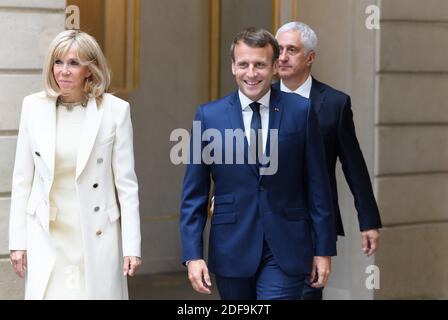 Brigitte , Emmanuel Macron et Stephane Layani lors d'une réception sur le commerce alimentaire local à l'Elysée Palace, Paris, France, le 1er mai 2020. Le président français Macron et sa femme Brigitte Macron reçoivent un bouquet de nénuphars de la vallée. Photo de Jacques Witt/¨Pool/ABACAPRESS.COM Banque D'Images