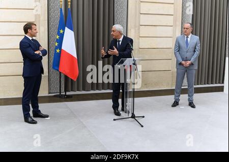 Emmanuel Macron, Stephane Layani et le ministre français de l'Agriculture et de l'alimentation Didier Guillaume lors d'une réception sur le commerce alimentaire local à l'Elysée Palace, Paris, France, le 1er mai 2020. Le président français Macron et sa femme Brigitte Macron reçoivent un bouquet de nénuphars de la vallée. Photo de Jacques Witt/¨Pool/ABACAPRESS.COM Banque D'Images