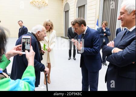 Dr Christian Chenay, Brigitte, Emmanuel Macron et Stephane Layani lors d'une réception sur le commerce alimentaire local à l'Elysée Palace, Paris, France, le 1er mai 2020. Le président français Macron et sa femme Brigitte Macron reçoivent un bouquet de nénuphars de la vallée. Photo de Jacques Witt/¨Pool/ABACAPRESS.COM Banque D'Images
