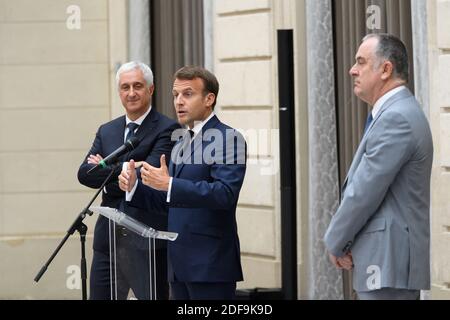 Stephane Layani, Emmanuel Macron et le ministre français de l'Agriculture et de l'alimentation Didier Guillaume lors d'une réception sur le commerce alimentaire local à l'Elysée Palace, Paris, France, le 1er mai 2020. Le président français Macron et sa femme Brigitte Macron reçoivent un bouquet de nénuphars de la vallée. Photo de Jacques Witt/¨Pool/ABACAPRESS.COM Banque D'Images