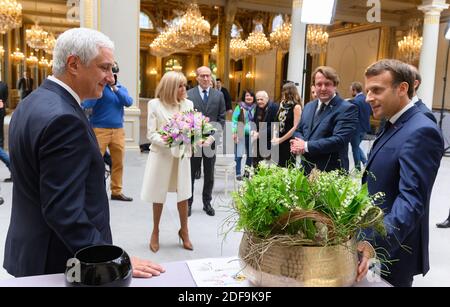 Stephane Layani, Brigitte Macron, invitée et Emmanuel Macron lors d'une réception sur le commerce alimentaire local à l'Elysée Palace, Paris, France, le 1er mai 2020. Le président français Macron et sa femme Brigitte Macron reçoivent un bouquet de nénuphars de la vallée. Photo de Jacques Witt/¨Pool/ABACAPRESS.COM Banque D'Images