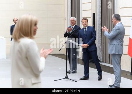Brigitte Macron, Stephane Layani, Emmanuel Macron et le ministre français de l'Agriculture et de l'alimentation Didier Guillaume lors d'une réception sur le commerce alimentaire local à l'Elysée Palace, Paris, France, le 1er mai 2020. Le président français Macron et sa femme Brigitte Macron reçoivent un bouquet de nénuphars de la vallée. Photo de Jacques Witt/¨Pool/ABACAPRESS.COM Banque D'Images