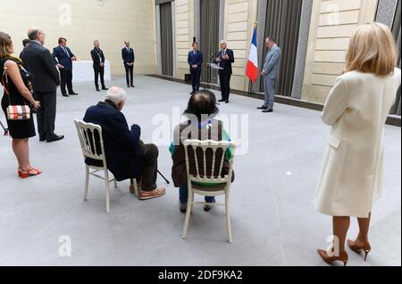 Emmanuel Macron, Stéphane Layani, Ministre français de l'Agriculture et de l'alimentation Didier Guillaume et Brigitte Macron lors d'une réception sur le commerce alimentaire local à l'Elysée Palace, Paris, France, le 1er mai 2020. Le président français Macron et sa femme Brigitte Macron reçoivent un bouquet de nénuphars de la vallée. Photo de Jacques Witt/¨Pool/ABACAPRESS.COM Banque D'Images