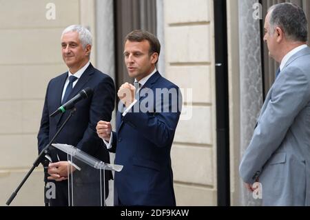 Stephane Layani, Emmanuel Macron et le ministre français de l'Agriculture et de l'alimentation Didier Guillaume lors d'une réception sur le commerce alimentaire local à l'Elysée Palace, Paris, France, le 1er mai 2020. Le président français Macron et sa femme Brigitte Macron reçoivent un bouquet de nénuphars de la vallée. Photo de Jacques Witt/¨Pool/ABACAPRESS.COM Banque D'Images