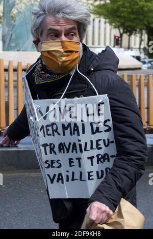 Les policiers français arrêtent un manifestant alors qu'il tente de se rendre à une réunion convoquée par les syndicats français pour célébrer la Journée du travail à Paris, France, le 01 mai 2020. Le rassemblement traditionnel de mai pour la fête du travail n'a pas lieu cette année en raison des mesures de confinement et du confinement à l'échelle nationale qui ont été prises pour tenter d'enrayer la propagation du coronavirus du COV-SRAS-2 qui cause la maladie de Covid-19. Paris, France, le 01 mai 2020 Banque D'Images