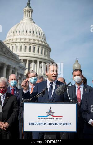 Le représentant des États-Unis Dean Phillips (démocrate du Minnesota) fait des remarques tandis que les membres se joignent au Problem Solvers Caucus lors d'une conférence de presse sur la nécessité d'un soulagement bipartisan et bicaméral COVID-19, à l'extérieur du Capitole des États-Unis à Washington, DC., le jeudi 3 décembre 2020. Crédit : Rod Lamkey/CNP | utilisation dans le monde entier Banque D'Images