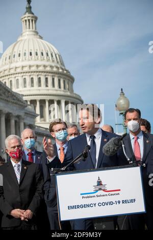 Le représentant des États-Unis Dean Phillips (démocrate du Minnesota) fait des remarques tandis que les membres se joignent au Problem Solvers Caucus lors d'une conférence de presse sur la nécessité d'un soulagement bipartisan et bicaméral COVID-19, à l'extérieur du Capitole des États-Unis à Washington, DC., le jeudi 3 décembre 2020. Crédit : Rod Lamkey/CNP | utilisation dans le monde entier Banque D'Images