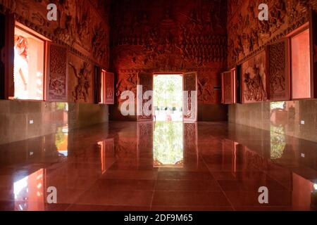 Intérieur de la tmple rouge en Thaïlande, Koh Samui, les fenêtres et la porte se reflètent sur l'étage Banque D'Images