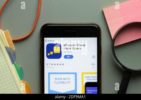 New York, Etats-Unis - 1er décembre 2020 : icône de l'application mobile eDreams sur l'écran du téléphone, vue supérieure, Editorial. Banque D'Images