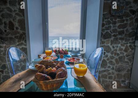 Petit déjeuner avec vue sur l'océan depuis la fenêtre, Cefalu, village médiéval de l'île de Sicile, province de Palerme, Italie. Europe Banque D'Images