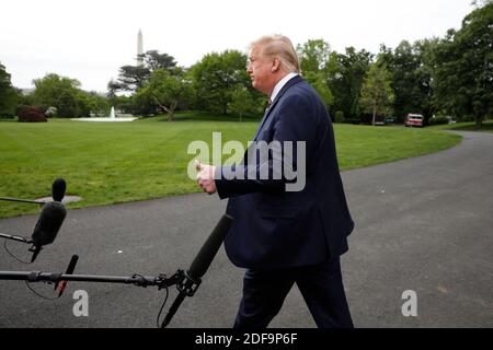 Le président américain Donald Trump donne des pouces aux médias sur la pelouse sud de la Maison Blanche à Washington avant son départ à Phoenix, Arizona, le 5 mai 2020. Photo de Yuri Gripas/ABACAPRESS.COM Banque D'Images