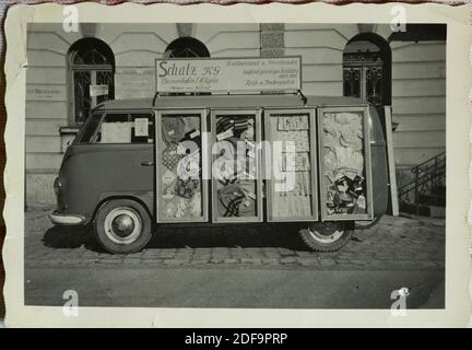 Photo historique: VW bus oldtimer 1958 comme une boutique mobile de textile de Schatz KG Textilversand und Grosshandel à Biessenhofen, Bavière. Reproduction à Marktoberdorf, Allemagne, 26 octobre 2020. © Peter Schatz / Alamy stock photos Banque D'Images