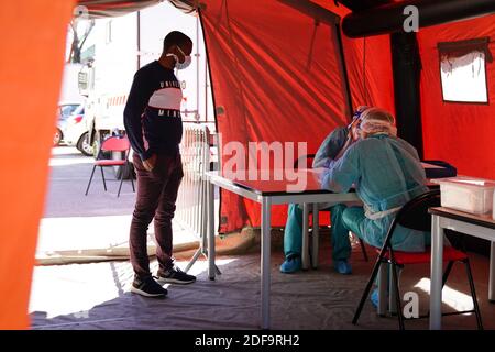 Personnel soignant pendant les tests Covid-19. Le 19 mai 2020, l'AP-HM a ouvert un deuxième centre de dépistage Covid-6 dans les quartiers nord de Marseille, en France. Photo de Julien Poupart/ABACAPRESS.COM Banque D'Images