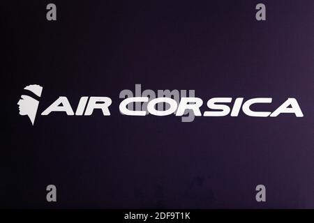 Un logo de LA compagnie AIR CORSICA Airlines à l'aéroport d'Orly près de Paris, le 06 mai 2020 à Orly, France.photo par David NIVIERE/ABACAPRESS.COM Banque D'Images