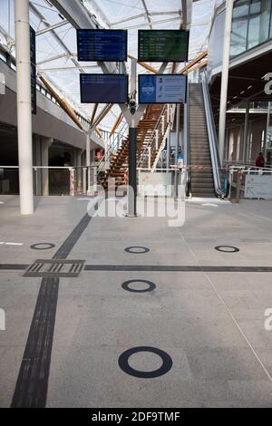 Pandémie de coronavirus - la gare se prépare à la déconditionnement. Les marquages au sol et les panneaux de signalisation indiquent aux voyageurs les espaces à respecter afin de maintenir la distance sociale le 7 mai 2020 à Rennes, France . Photo de Vincent Feuray /ABACAPRESS.COM Banque D'Images