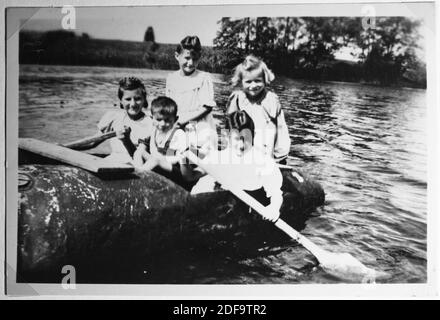 Photo historique: Des membres de la famille, des enfants, ravirent 1949 dans un ancien avion et un char d'avions de guerre de l'armée de l'air allemande après la guerre dans le lac Ingenrieder Teich reproduction à Marktoberdorf, Allemagne, 26 octobre 2020. © Peter Schatz / Alamy stock photos Banque D'Images