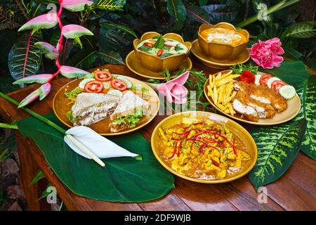 UNE cuisine délicieuse est servie à tout moment dans les COTTAGES RIVERSIDE de KHO SOK, un endroit idéal pour visiter le parc national de Kho Sok - THAÏLANDE Banque D'Images