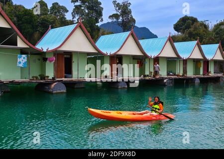 KAYAK dans LES BUNGALOWS FLOTTANTS DE SMILEYS qui propose des hébergements de milieu de gamme LAC CHEOW EN DANS LE PARC NATIONAL DE KHAO SOK - THAÏLANDE Banque D'Images