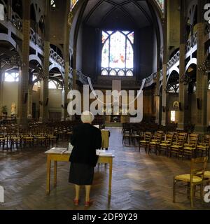 L'église catholique romaine Eglise Saint-Jean de Montmartre reste vide pendant la messe du dimanche à Paris, La France interdit tous les rassemblements publics intérieurs car un confinement est imposé pour ralentir la propagation du coronavirus (COVID-19) en France. Après l'annonce par le président français Emmanuel Macron des règles strictes de confinement à domicile des Français en raison d'une épidémie de coronavirus (COVID-19) le 18 mars, 2020 a Paris, France. Les Français devront rester chez eux, la France a fermé toutes les écoles, théâtres, cinémas et toute une gamme de magasins, avec seulement ceux qui vendent de la nourriture et d'autres ess Banque D'Images