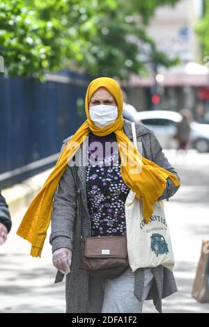 Vélos et masques sur la rue de Rivoli, dans le centre de Paris, France, le 12 mai 2020, le 2ème jour après la fin du confinement pour prévenir la propagation de l'épidémie COVID-19. Photo par Ammar Abd Rabbo/ABACAPRESS.COM Banque D'Images