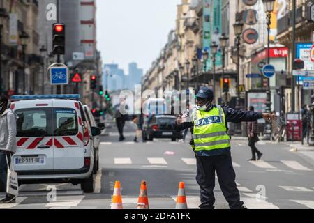 Vélos et masques sur la rue de Rivoli, dans le centre de Paris, France, le 12 mai 2020, le 2ème jour après la fin du confinement pour prévenir la propagation de l'épidémie COVID-19. Photo par Ammar Abd Rabbo/ABACAPRESS.COM Banque D'Images