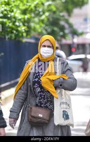 Vélos et masques sur la rue de Rivoli, dans le centre de Paris, France, le 12 mai 2020, le 2ème jour après la fin du confinement pour prévenir la propagation de l'épidémie COVID-19. Photo par Ammar Abd Rabbo/ABACAPRESS.COM Banque D'Images