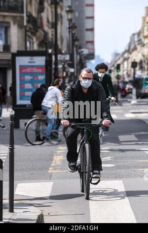 Vélos et masques sur la rue de Rivoli, dans le centre de Paris, France, le 12 mai 2020, le 2ème jour après la fin du confinement pour prévenir la propagation de l'épidémie COVID-19. Photo par Ammar Abd Rabbo/ABACAPRESS.COM Banque D'Images