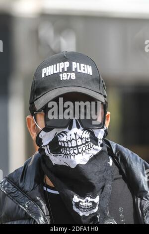 Vélos et masques sur la rue de Rivoli, dans le centre de Paris, France, le 12 mai 2020, le 2ème jour après la fin du confinement pour prévenir la propagation de l'épidémie COVID-19. Photo par Ammar Abd Rabbo/ABACAPRESS.COM Banque D'Images