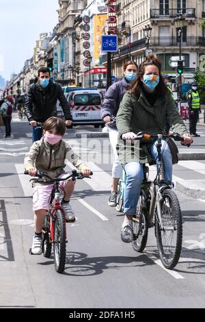 Vélos et masques sur la rue de Rivoli, dans le centre de Paris, France, le 12 mai 2020, le 2ème jour après la fin du confinement pour prévenir la propagation de l'épidémie COVID-19. Photo par Ammar Abd Rabbo/ABACAPRESS.COM Banque D'Images