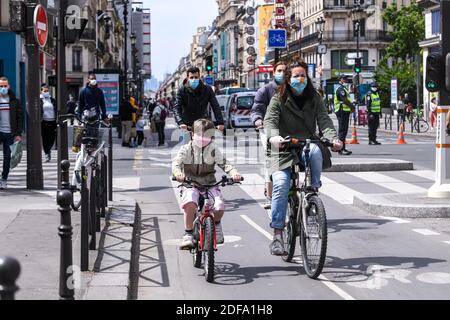 Vélos et masques sur la rue de Rivoli, dans le centre de Paris, France, le 12 mai 2020, le 2ème jour après la fin du confinement pour prévenir la propagation de l'épidémie COVID-19. Photo par Ammar Abd Rabbo/ABACAPRESS.COM Banque D'Images