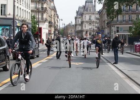 Vélos et masques sur la rue de Rivoli, dans le centre de Paris, France, le 12 mai 2020, le 2ème jour après la fin du confinement pour prévenir la propagation de l'épidémie COVID-19. Photo par Ammar Abd Rabbo/ABACAPRESS.COM Banque D'Images