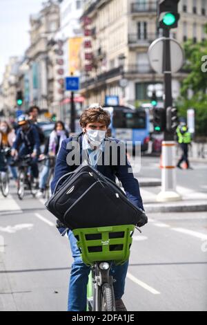 Vélos et masques sur la rue de Rivoli, dans le centre de Paris, France, le 12 mai 2020, le 2ème jour après la fin du confinement pour prévenir la propagation de l'épidémie COVID-19. Photo par Ammar Abd Rabbo/ABACAPRESS.COM Banque D'Images