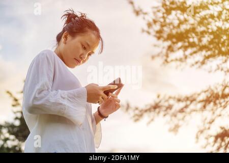 Inquiet de regarder asiatique adolescente regardant son téléphone. Banque D'Images