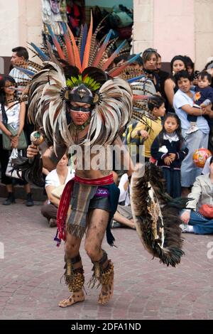 DANSEUSE AZTÈQUE habillée comme GUERRIER avec une coiffure, un hochet et un bouclier pendant le FESTIVAL CERVANTINO - GUANAJATO, MEXIQUE Banque D'Images