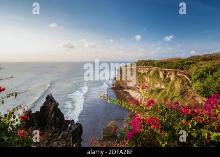 Falaise au temple d'Uluwatu ou Pura Luhur Uluwatu. Tourist atratraction à Bali Indonésie. Banque D'Images