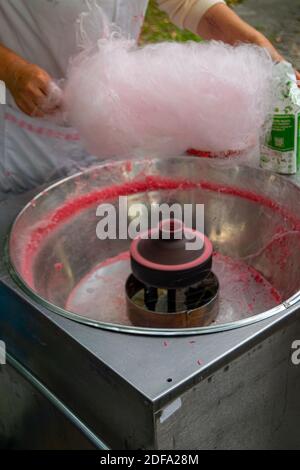 Le processus de fabrication de bonbons en coton rose, gros plan Banque D'Images