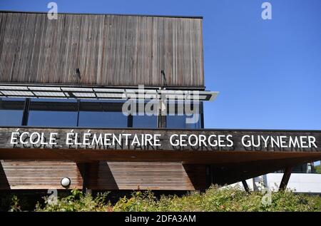 École élémentaire Georges Gyuemer au Chesnay, France, le 14 mai 2020. Avec des masques, des distances sociales et des contrôles de température en place, les écoles françaises ont commencé mardi à rouvrir leurs portes, mais la grande majorité des élèves français apprennent encore chez eux. La France a fermé toutes ses écoles le 16 mars, la veille du confinement général du pays. Photo de Christian Liewig/ABACAPRESS.COM Banque D'Images