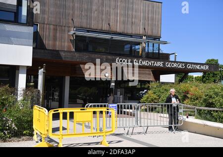 École élémentaire Georges Gyuemer au Chesnay, France, le 14 mai 2020. Avec des masques, des distances sociales et des contrôles de température en place, les écoles françaises ont commencé mardi à rouvrir leurs portes, mais la grande majorité des élèves français apprennent encore chez eux. La France a fermé toutes ses écoles le 16 mars, la veille du confinement général du pays. Photo de Christian Liewig/ABACAPRESS.COM Banque D'Images