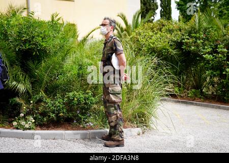 Un soldat français portant un masque lors de la visite de Geneviève Darrieussecq, secrétaire d'État au ministre des Forces armées, à l'EHPAD Beauséjour, où la 1ère batterie du 54ème Régiment d'artillerie (RA) fournit des renforts médicaux pendant le combat Covid-19, à Hyères, en France, le 14 mai, 2020. Photo de Julien Poupart/ABACAPRESS.COM Banque D'Images