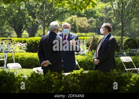 Robert Redfield, directeur des Centers for Disease Control and Prevention (CDC), à gauche, s'adresse à Robert Kadlec, secrétaire adjoint chargé de la préparation et de l'intervention au ministère de la Santé et des Services sociaux (HHS), Avant une conférence de presse avec le président des États-Unis Donald J. Trump dans le jardin des roses de la Maison Blanche à Washington D.C., aux États-Unis, le vendredi 15 mai 2020. Crédit: Stefani Reynolds / CNP Banque D'Images