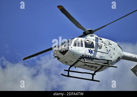 Un hélicoptère SAMU a évacué un patient infecté par Covid 19, de l'hôpital Pitie-Salpetriere à Paris, en France, le 15 mars 2020. Photo par Karim ait Adjedjou/avenir Pictures/ABACAPRESS.COM Banque D'Images