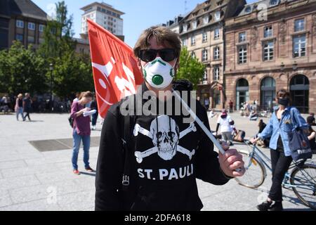 Environ 30 gilets jaunes et activistes de la NPA (Nouveau Parti anti-capitaliste) descendent dans la rue pour la première fois depuis la crise du coronavirus à Strasbourg, en France, le 16 mai 2020. Photo de Nicolas Roses/ABACAPRESS.COM Banque D'Images