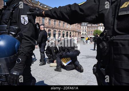 Environ 30 gilets jaunes et activistes de la NPA (Nouveau Parti anti-capitaliste) descendent dans la rue pour la première fois depuis la crise du coronavirus à Strasbourg, en France, le 16 mai 2020. Photo de Nicolas Roses/ABACAPRESS.COM Banque D'Images